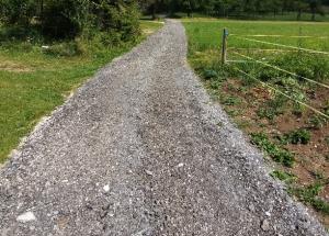 Ureditev poljske poti na Bloški polici z mletim asfaltom. Sredstva iz KS Grahovo. 01 Foto Boštjan Otoničar